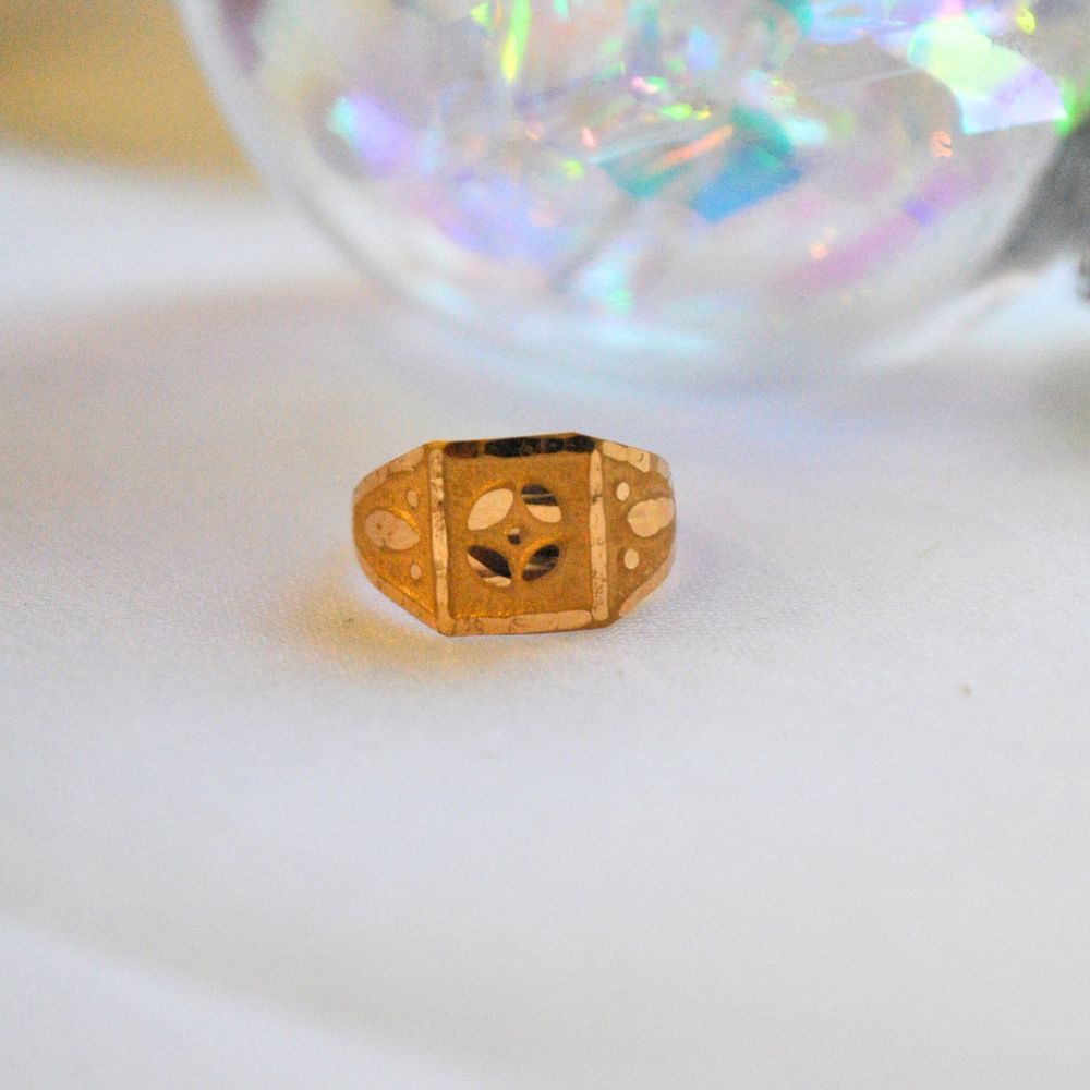 Classic Signet
gold ring